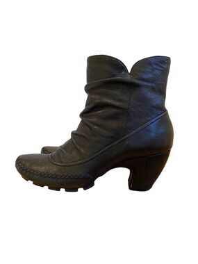 Indigo By Clarks Womens 7M black Leather Upper Ankle Boots kitten heels stitches